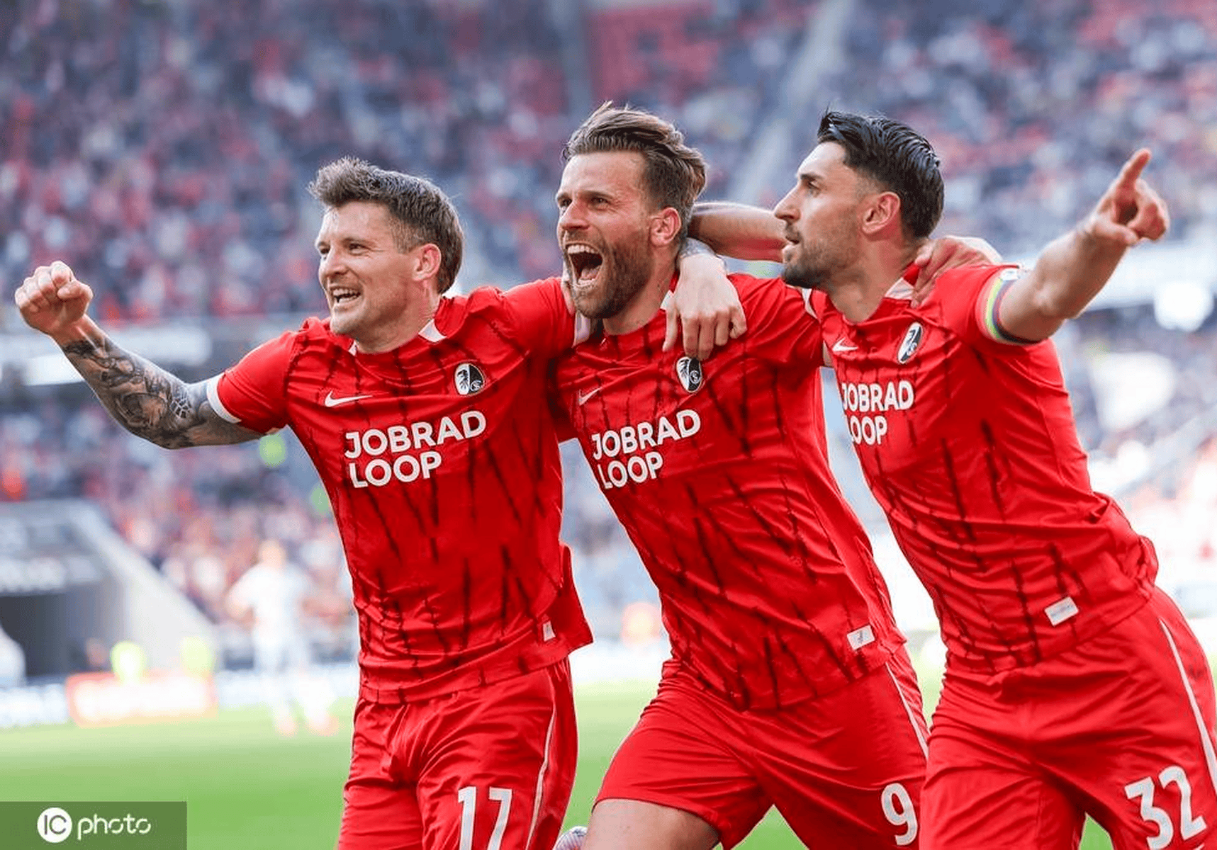 包含德甲激烈角逐，比分3-2，明星前锋梅开二度，控球时间67%，场均成功抢断72%的词条