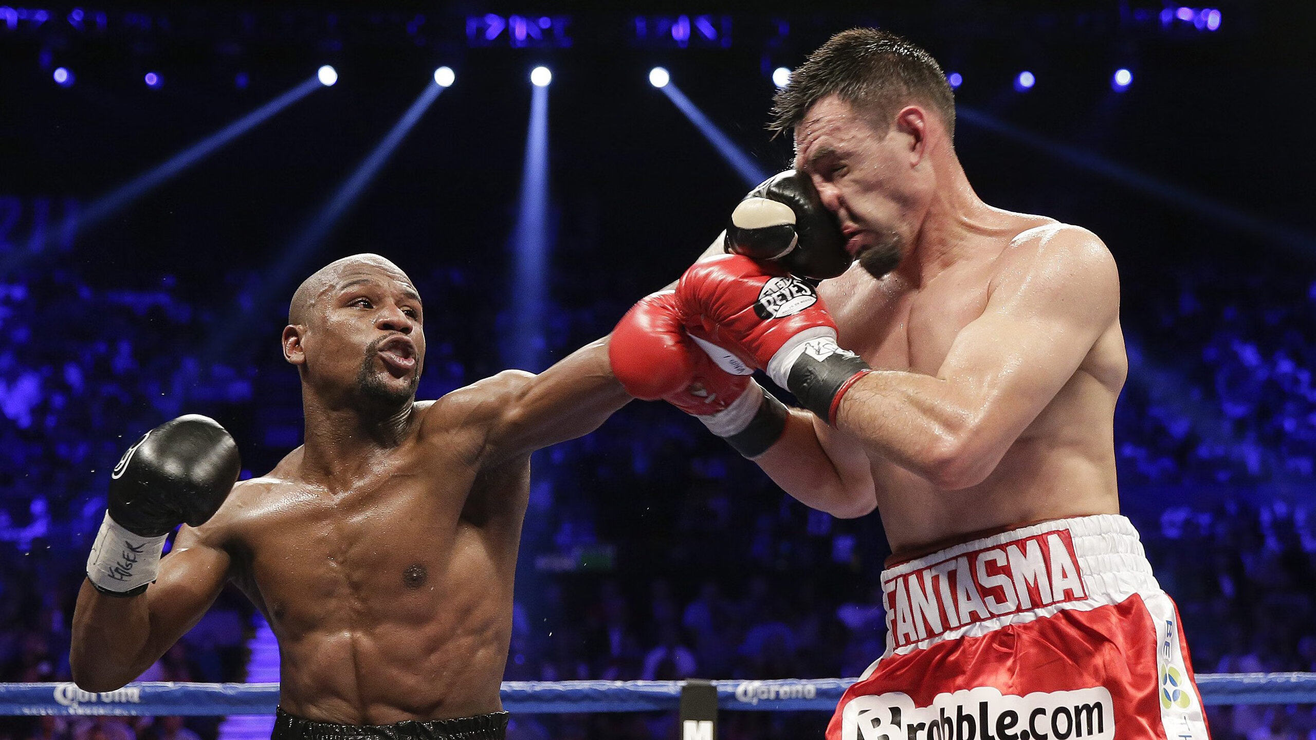 瑞士守门员戴滑雪镜上场，时尚感满分，瑞士足球守门员